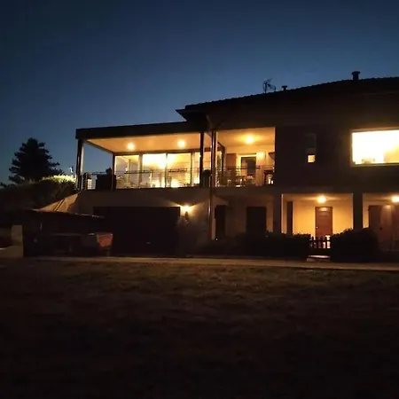 Confinedeisanti شقة *