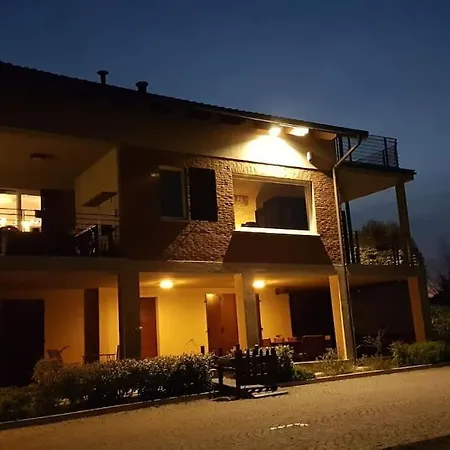 Confinedeisanti شقة *