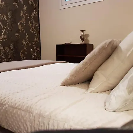 Confinedeisanti شقة