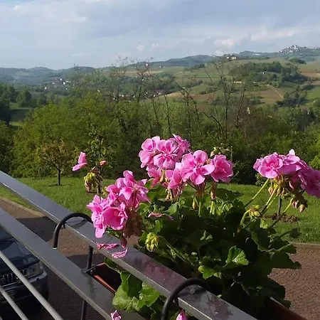 Confinedeisanti شقة *